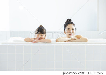 一個女孩和一位母親洗澡 111907577