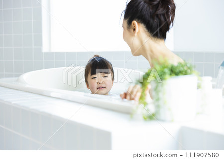 Parent and child entering the bath 111907580