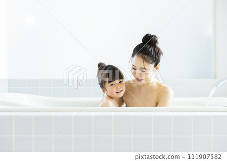 父母和孩子進入浴室 111907582