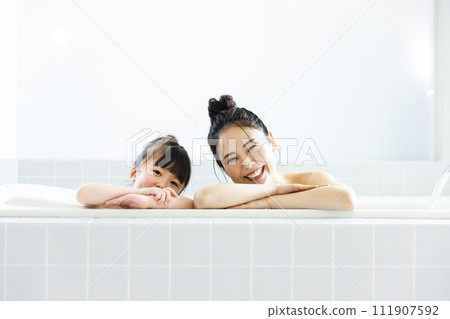 Parent and child entering the bath 111907592