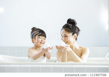 與父母和孩子一起洗澡 111907596