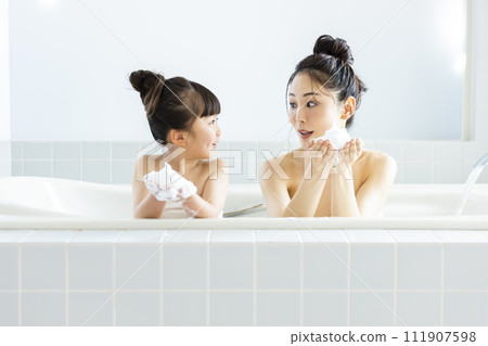父母和孩子進入浴室 父母和孩子進入浴室 111907598