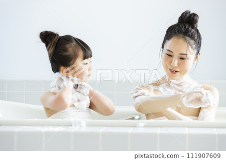 一個孩子洗澡 111907609