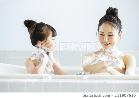 父母和孩子進入浴室 111907610