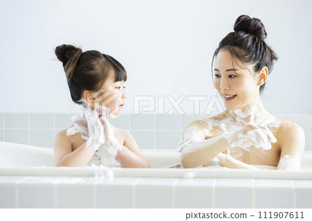 父母和孩子進入浴室 111907611