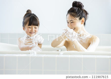 Parent and child entering the bath 111907615