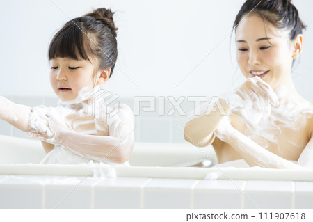 父母和孩子進入浴室 111907618
