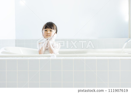 一個孩子洗澡 111907619