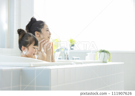 Parent and child entering the bath 111907626
