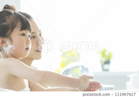 父母和孩子進入浴室 111907627