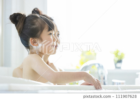 Parent and child entering the bath 111907628