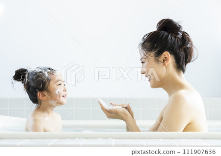 父母和孩子進入浴室 111907636