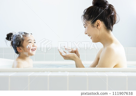 Parent and child entering the bath 111907638