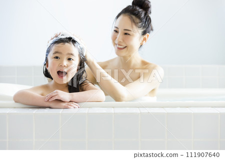 Parent and child entering the bath 111907640