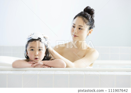 Parent and child entering the bath 111907642