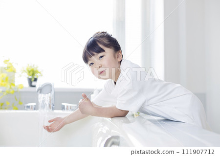 女孩往浴缸裡倒熱水 111907712