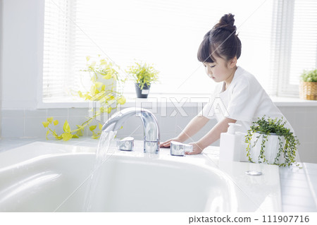 girl pouring hot water into the bath girl pouring hot water into the bath 111907716
