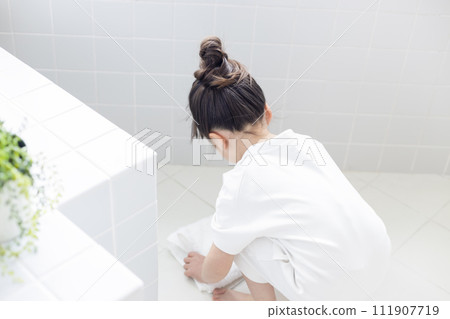 Girl helping to clean the bath 111907719