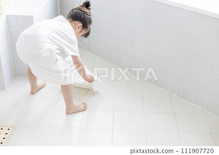 幫助清潔浴缸的女孩 111907720