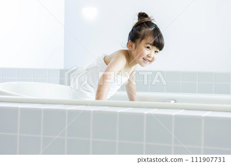 一個女孩洗澡 111907731