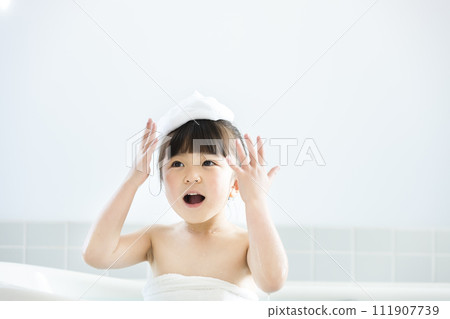 一個孩子洗澡 111907739