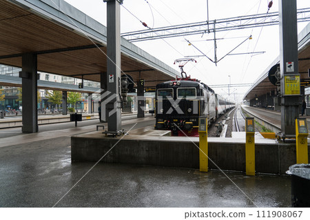 station, train station, electric train 111908067