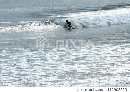 衝浪者在宮崎戀浦的海浪中滑行 衝浪者在宮崎戀浦的海浪中滑行 111908213