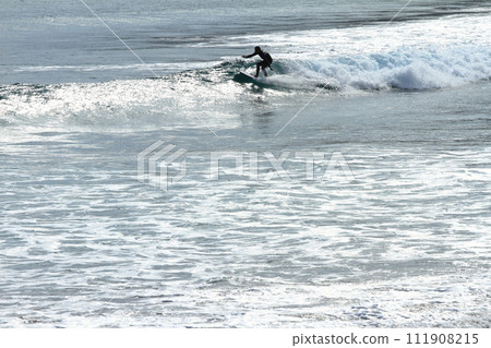 宮崎戀浦的衝浪者在海浪中舒適地衝浪 宮崎戀浦的衝浪者在海浪中舒適地衝浪 111908215