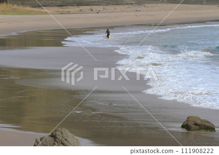 戀浦衝浪點 (Koigaura Surf Point) 的衝浪者們從海中冒出 戀浦衝浪點 (Koigaura Surf Point) 的衝浪者們從海中冒出 111908222