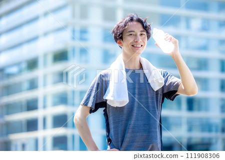 一個男人在健身房補水的場景 111908306