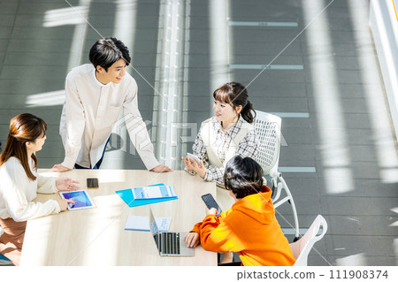 Male and female college students having a meeting in a classroom 111908374