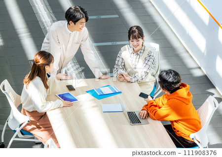 Male and female college students having a meeting in a classroom 111908376