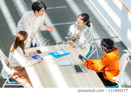 Male and female college students having a meeting in a classroom 111908377