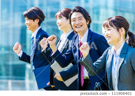 女商人和商人在藍天下排隊 111908401