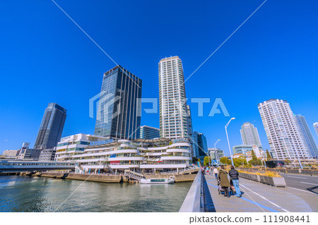 Yokohama cityscape in Japan, overlooking Yokohama Bay Quarter, water bus (arrival), etc. 111908441