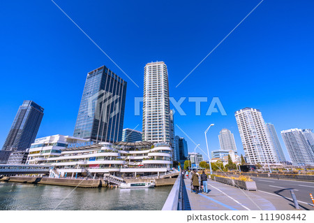 Yokohama cityscape in Japan, overlooking Yokohama Bay Quarter, water bus (arrival), etc. 111908442