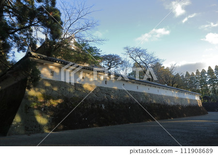 View of the long stone wall leading to the Bell Tsukido at the Obi Castle ruins in Nichinan City 111908689