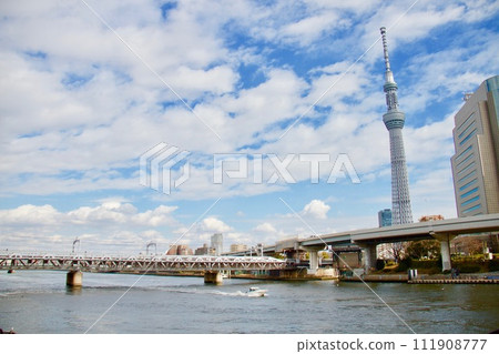 從隅田川看到的東京晴空塔 111908777
