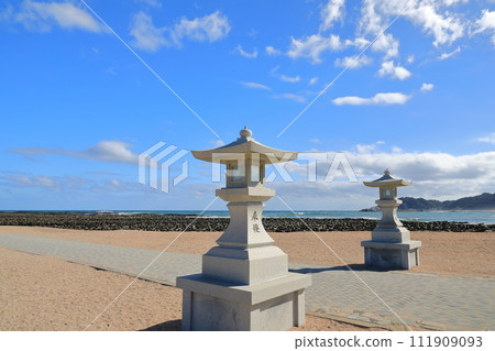 青島神社參道上的石燈籠與鬼洗石風景 111909093