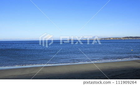 Shonan sea with blue sky 111909264