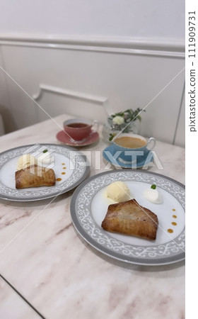 Tea and pie 111909731