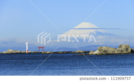 從湘南三浦半島看冬天的湘南海岸和富士山 從湘南三浦半島看冬天的湘南海岸和富士山 111909737