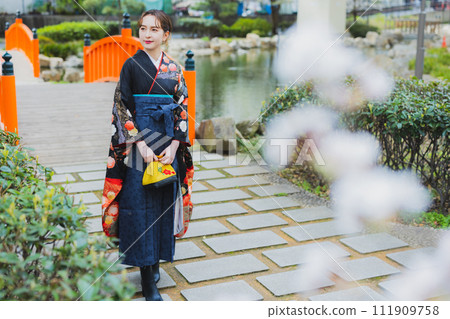 穿著和服的女人看著櫻花 穿著和服的女人看著櫻花 111909758