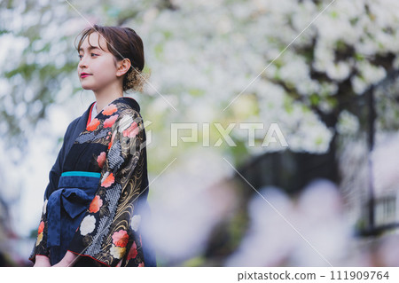 穿著和服的女人看著櫻花 111909764