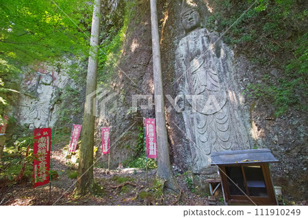 Samutama Cliff Buddha in the mountains of Chikjo Town, Fukuoka Prefecture Samutama Cliff Buddha in the mountains of Chikjo Town, Fukuoka Prefecture 111910249