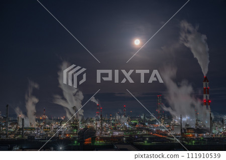Beautiful factory night view of Mizushima Complex in Kurashiki City, Okayama Prefecture, Japan Beautiful factory night view of Mizushima Complex in Kurashiki City, Okayama Prefecture, Japan 111910539
