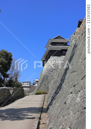 從松山城的無門門下可以看到大大小小的天守閣。前景是一個鼓樓。 111910561