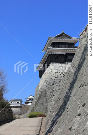 View of the large and small castle towers from under the doorless gate of Matsuyama Castle. In the foreground is a drum turret. View of the large and small castle towers from under the doorless gate of Matsuyama Castle. In the foreground is a drum turret. 111910564