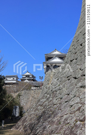 Under Matsuyama Castle's drum turret, you can see the large and small castle towers, harness turret, and folding screen stone walls from Nakano Monzeki. 111910611