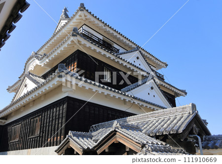 The large castle tower seen from the Sannomon gate of the main platform of Matsuyama Castle 111910669